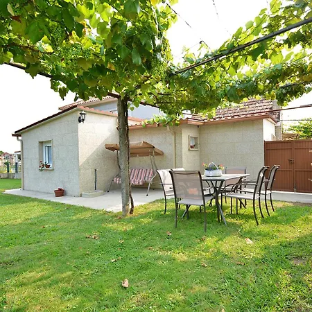 Galihost - Casa Con Jardín En Casa de Férias *